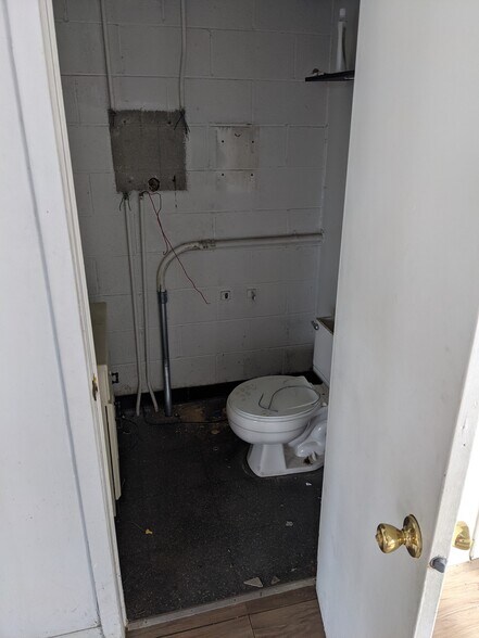 More Photos Of 212 S Kennedy, Bradley Auto Repair For Lease