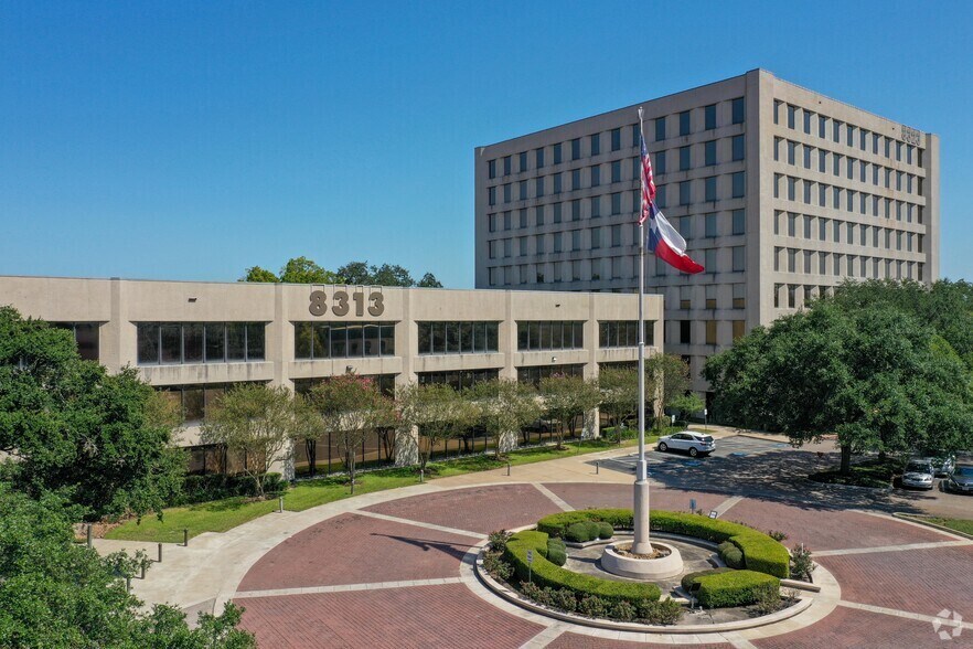 More Photos Of 8313 Southwest Fwy, Houston Unknown For Lease