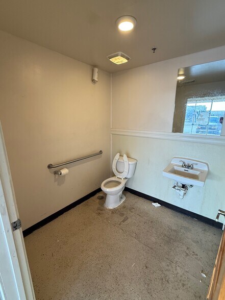 More Photos Of 1717 N Frazier St, Conroe Unknown For Sale