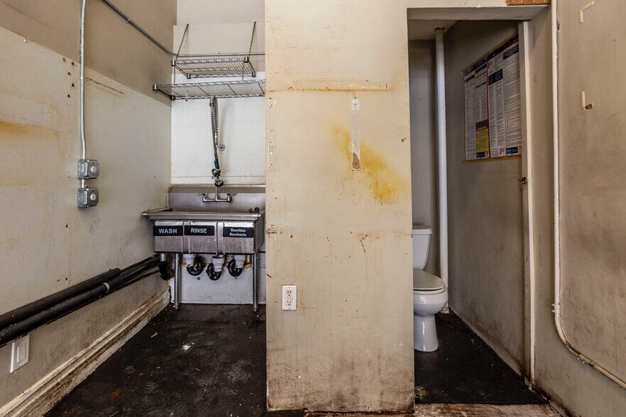 More Photos Of 1008 Manhattan Ave, Brooklyn Storefront Retail Residential For Lease