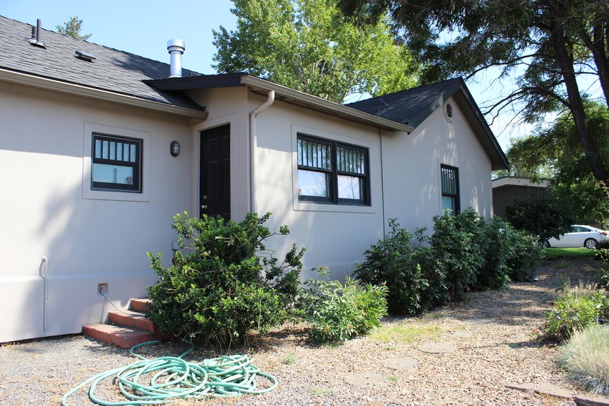 More Photos Of 208 SE Vine Ln, Bend Office For Lease