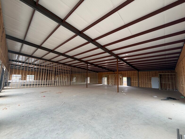 More Photos Of 1001 Industrial Ct, Weatherford General Retail For Lease