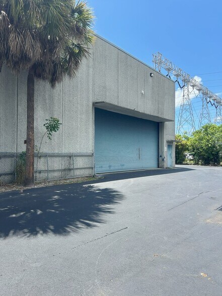 More Photos Of 1111 Old Griffin Rd, Dania Beach Distribution For Lease