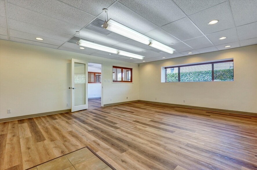 More Photos Of 7448 Deering Ave, Canoga Park Industrial For Sale