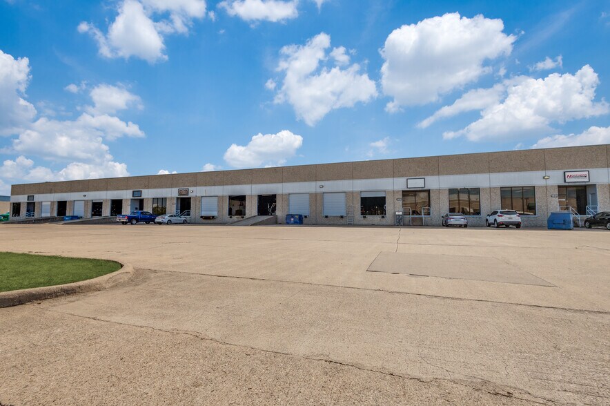 More Photos Of 1922-1938 N Great Southwest Pky, Grand Prairie Distribution For Lease