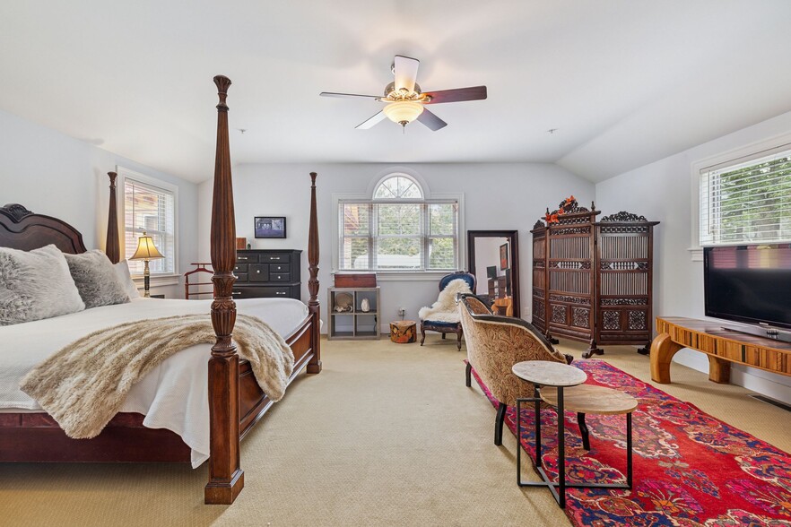 More Photos Of 41 Pleasant St, Woodstock Hospitality For Sale