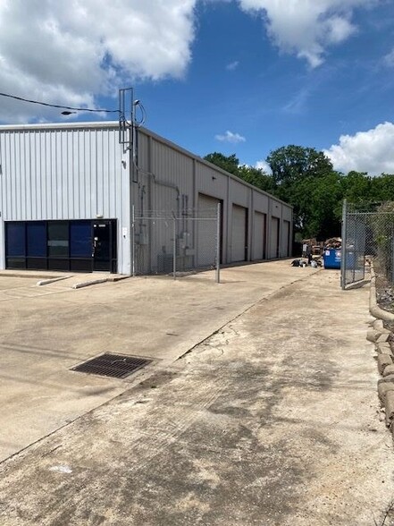 More Photos Of 13310 Fondren Rd, Houston Warehouse For Lease