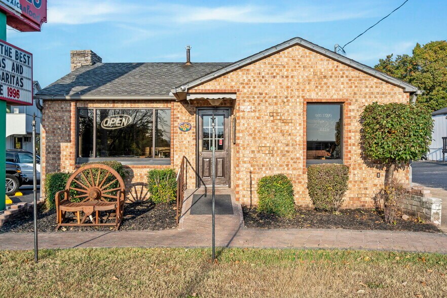 More Photos Of 1107-1109 W 76 Country Blvd, Branson General Retail For Sale