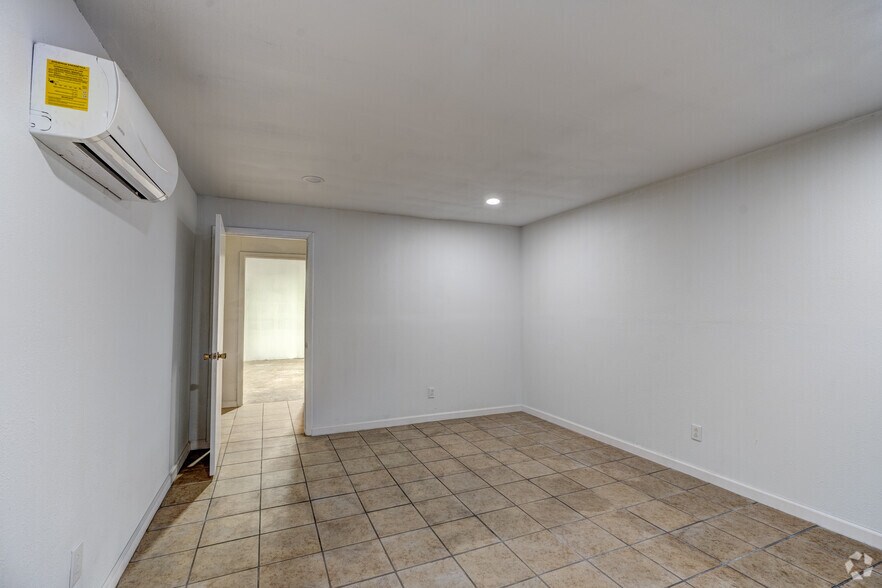 More Photos Of 7999 Hansen Rd, Houston Unknown For Lease