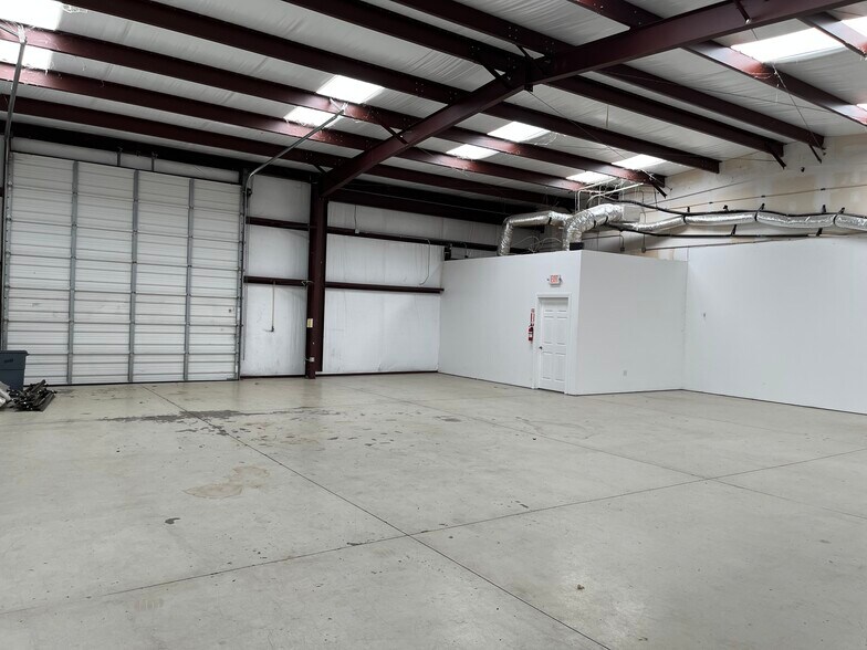 More Photos Of 17100 Huffmeister Rd, Cypress Warehouse For Lease