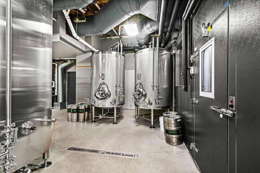 More Photos Of 325 S Lake Ave, Duluth Hotel For Lease