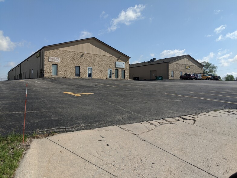 More Photos Of 1236-1248 Royal Dr, Papillion Warehouse For Lease