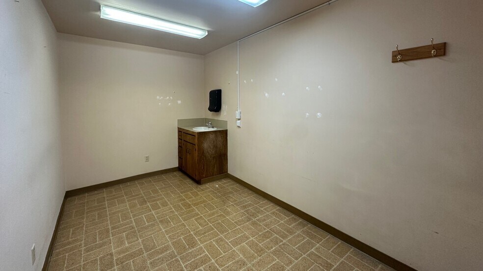 More Photos Of 1106 Douglas St, Longview Medical For Lease