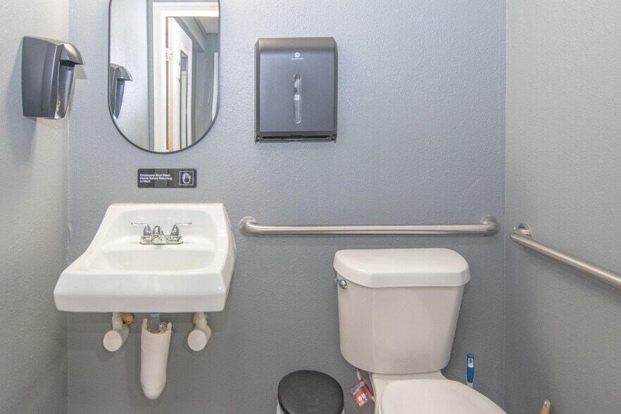 More Photos Of 2208 Austin Ave, Brownwood Flex For Sale