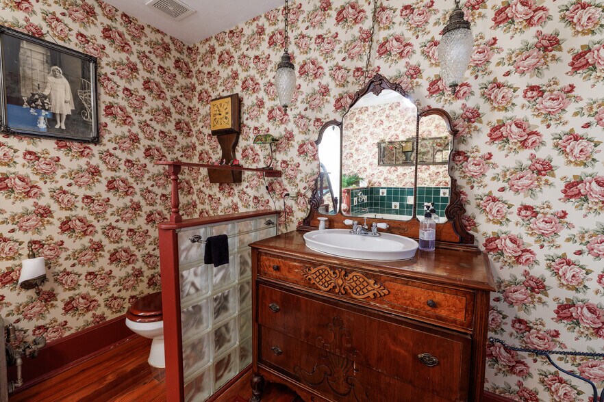 More Photos Of 215 E French Ave, Orange City Hospitality For Sale