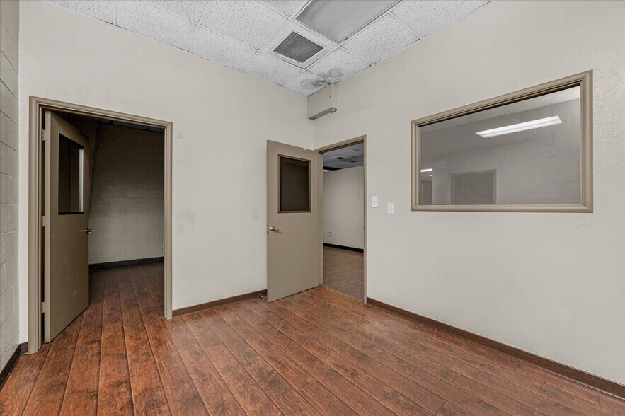 More Photos Of 1027 W Murray Ave, Visalia Service For Sale