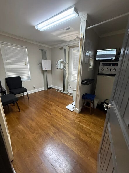 More Photos Of 717 NE Main St, Simpsonville Storefront Retail Office For Sale