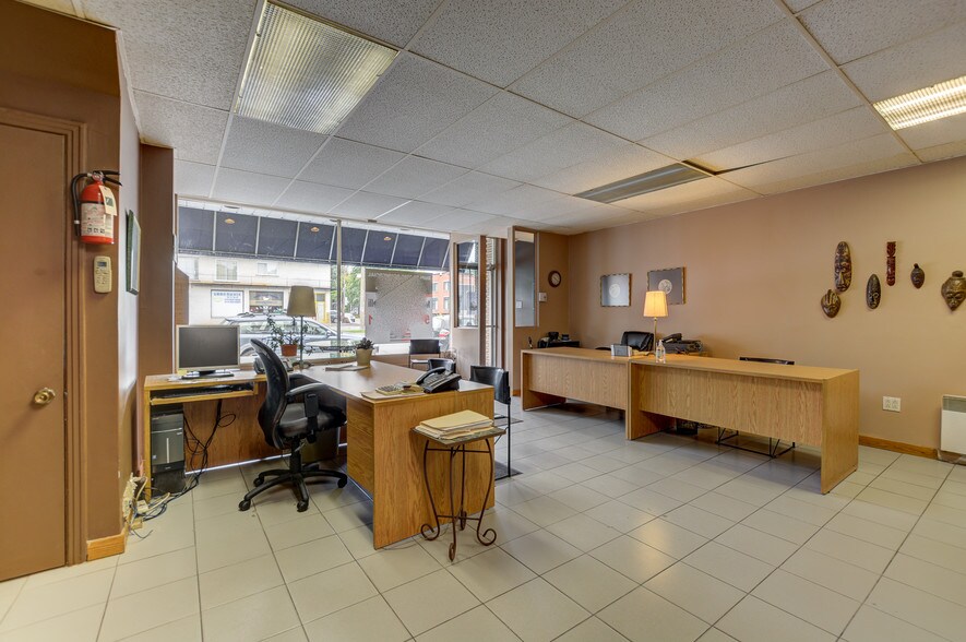 More Photos Of 89 Boul Henri-Bourassa O, Montréal Specialty For Sale
