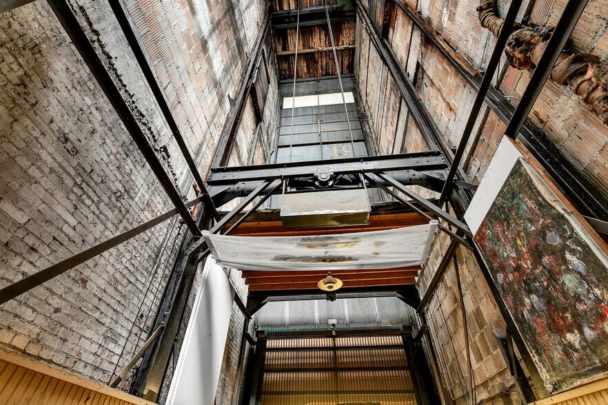 More Photos Of 420 N Craig St, Pittsburgh General Retail For Sale