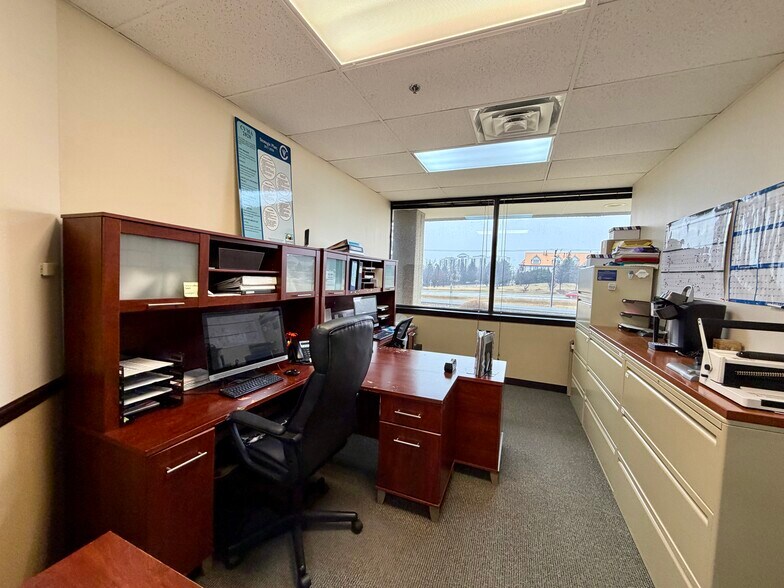 More Photos Of 100 Tower Dr, Burr Ridge Medical For Lease