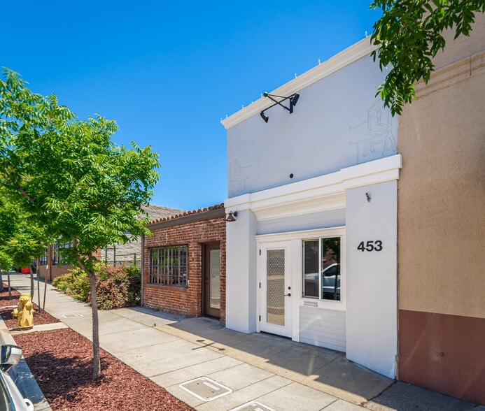 More Photos Of 453 Lincoln Blvd, Lincoln Freestanding For Sale