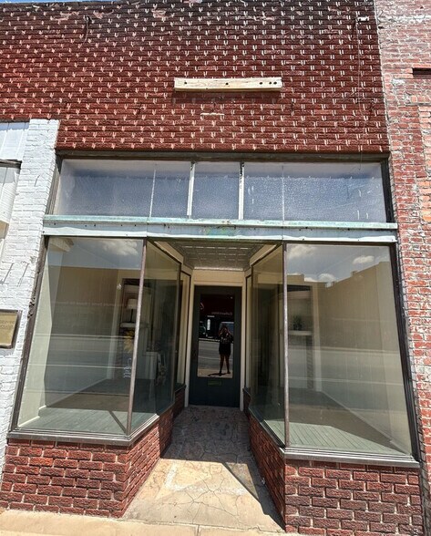 Primary Photo Of 1026 Military Ave, Baxter Springs Storefront For Sale