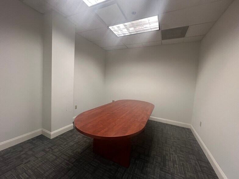 More Photos Of 300 Creek View Rd, Newark Office For Lease