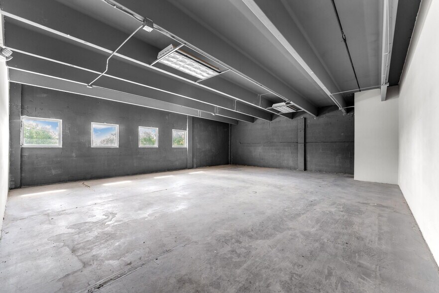 More Photos Of 2100 Nw 102nd Pl, Doral Warehouse For Lease