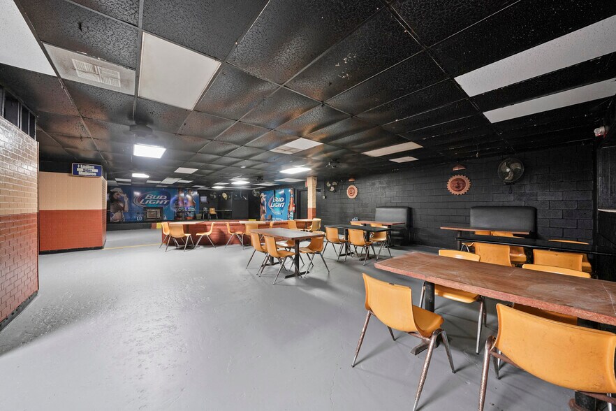 More Photos Of 200 S Frazier St, Conroe Bar For Sale