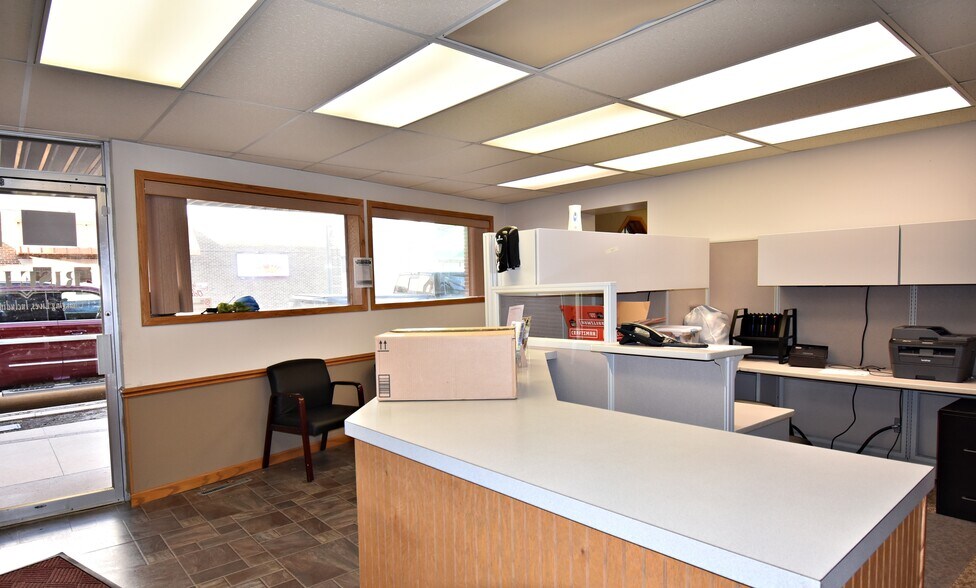 More Photos Of 14 E Charles St, Oelwein Office For Sale