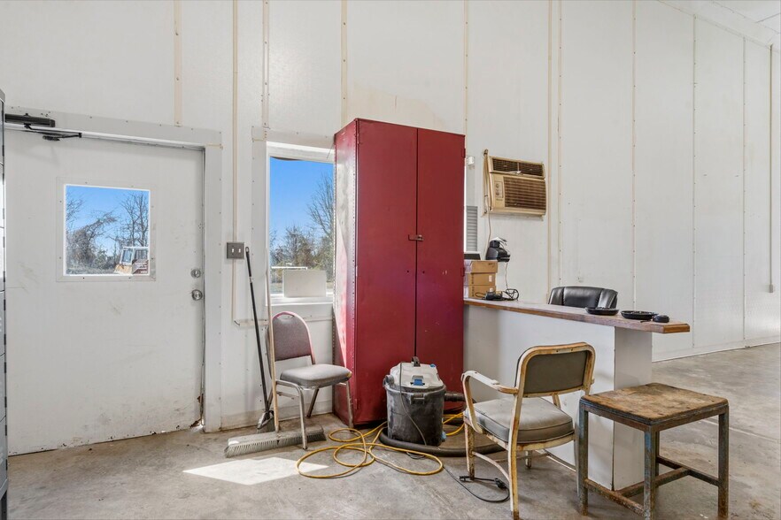 More Photos Of 306 SE Highway AA, Clinton Industrial For Sale