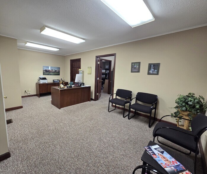 More Photos Of 1919 W Royale Dr, Muncie General Retail For Lease