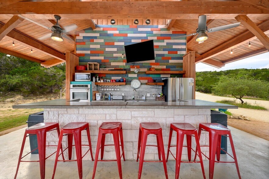 More Photos Of 7400 McGregor Ln, Dripping Springs Hotel For Sale