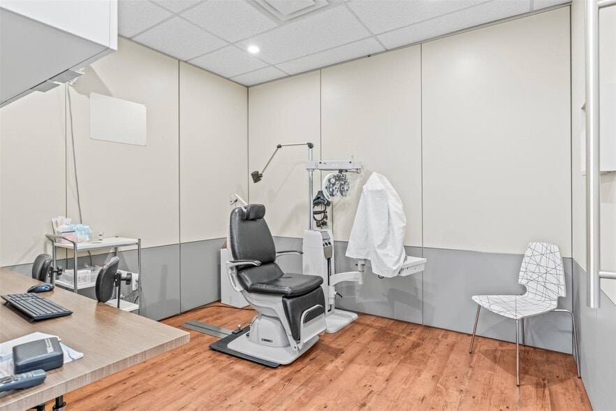 More Photos Of 3100 30 Av, Vernon Office For Sale