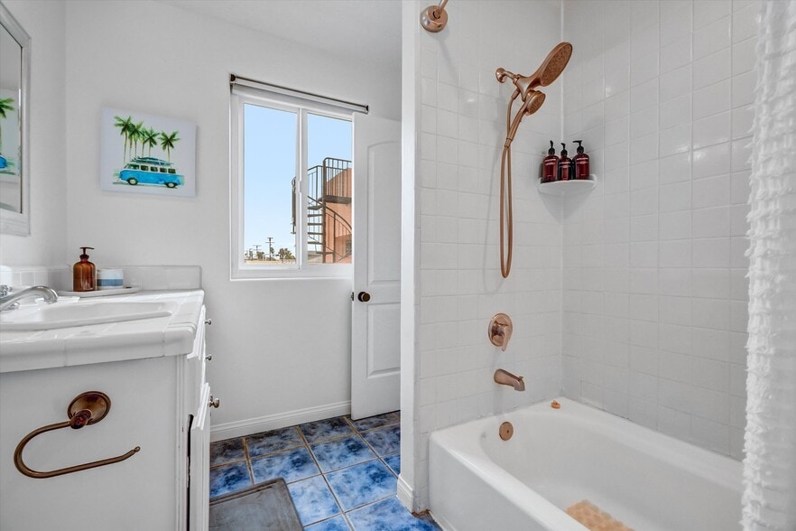 More Photos Of 179 Pomona Ave, Long Beach Hospitality For Sale