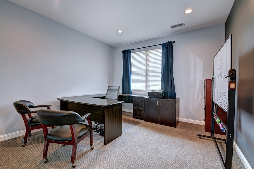 More Photos Of 10609-10611 Watterson Center Ct, Louisville Office For Sale