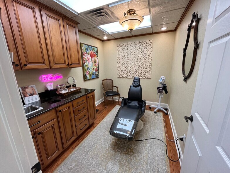 More Photos Of 6600 10th Ave N, Saint Petersburg Medical For Lease