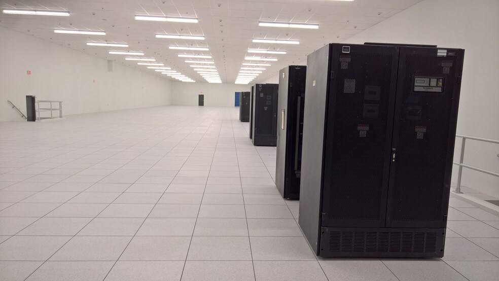 More Photos Of 1515 Round Table Dr, Dallas Warehouse For Lease