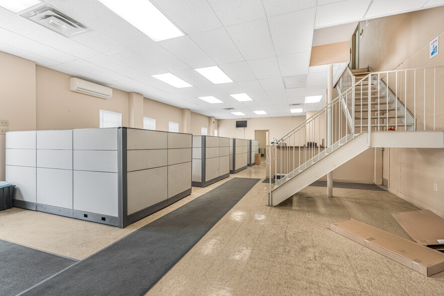 More Photos Of 3437-3465 Boul Des Entreprises, Terrebonne Warehouse For Lease