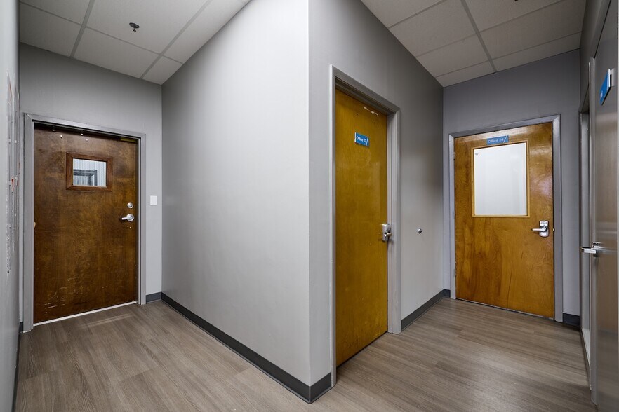 More Photos Of 1255 La Quinta Dr, Orlando Warehouse For Lease