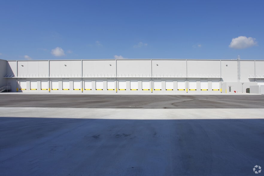 More Photos Of 8301 NW 27th St, Miami Warehouse For Lease