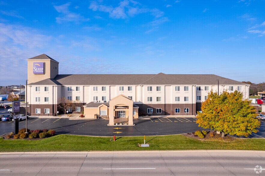 More Photos Of 1600 Lawrence Dr, De Pere Hotel For Sale