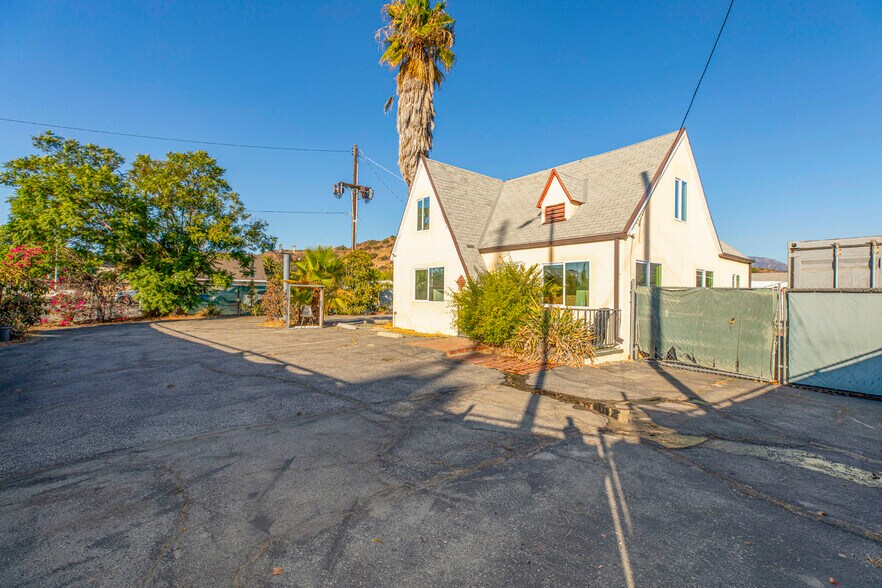 More Photos Of 9052-9058 Sunland Blvd, Sun Valley Office For Sale