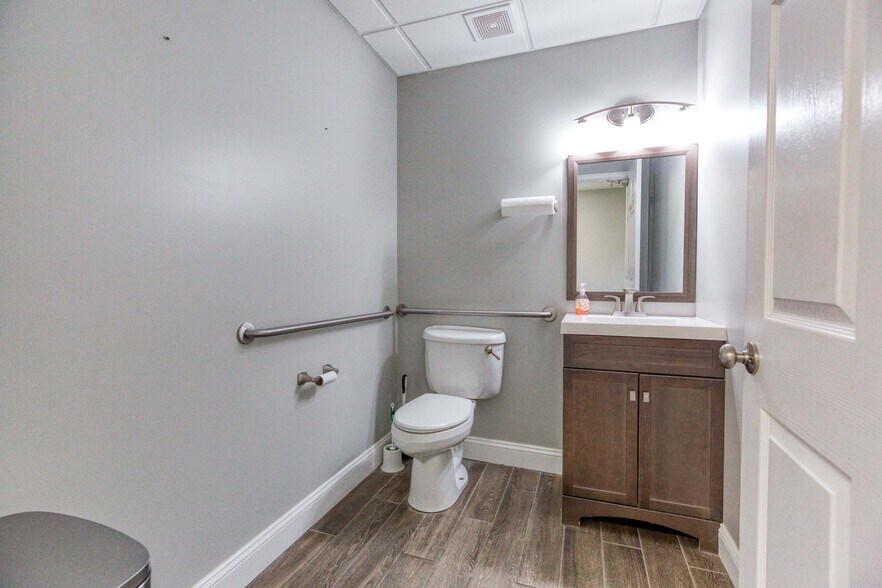 More Photos Of 1585 Access Rd, Covington Flex For Lease