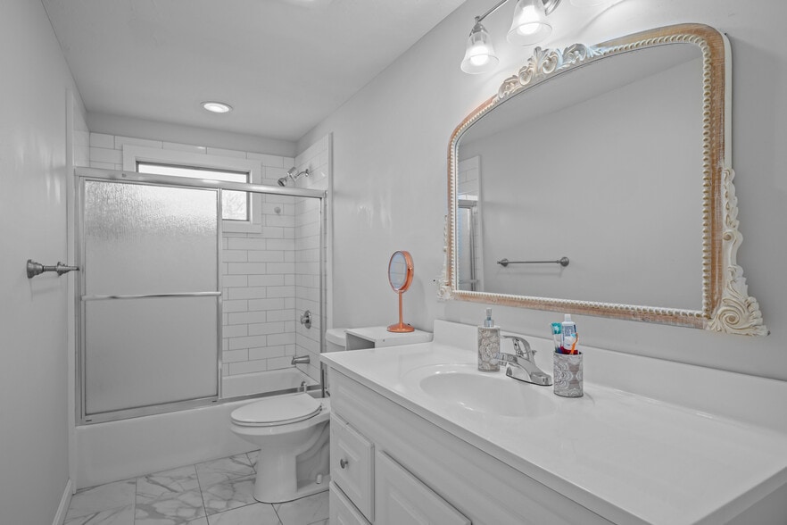 More Photos Of 574 Main St, Hyannis Storefront Retail Residential For Sale