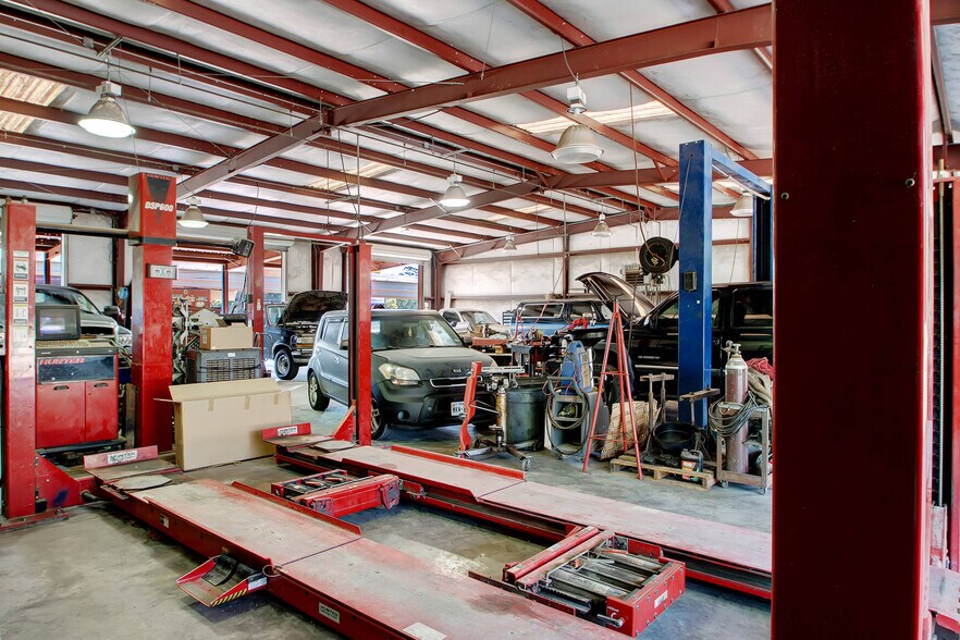 More Photos Of 34715 Tomball Pky, Pinehurst Auto Repair For Sale