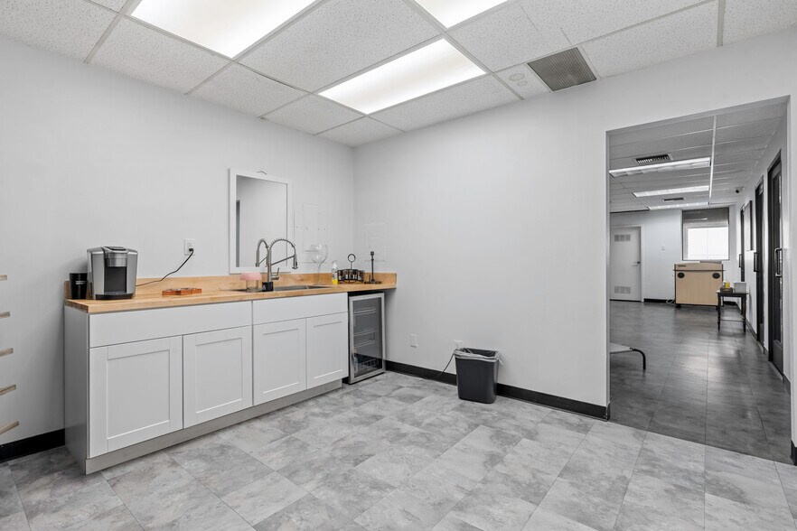 More Photos Of 4600 W American Ave, Bakersfield Office For Sale