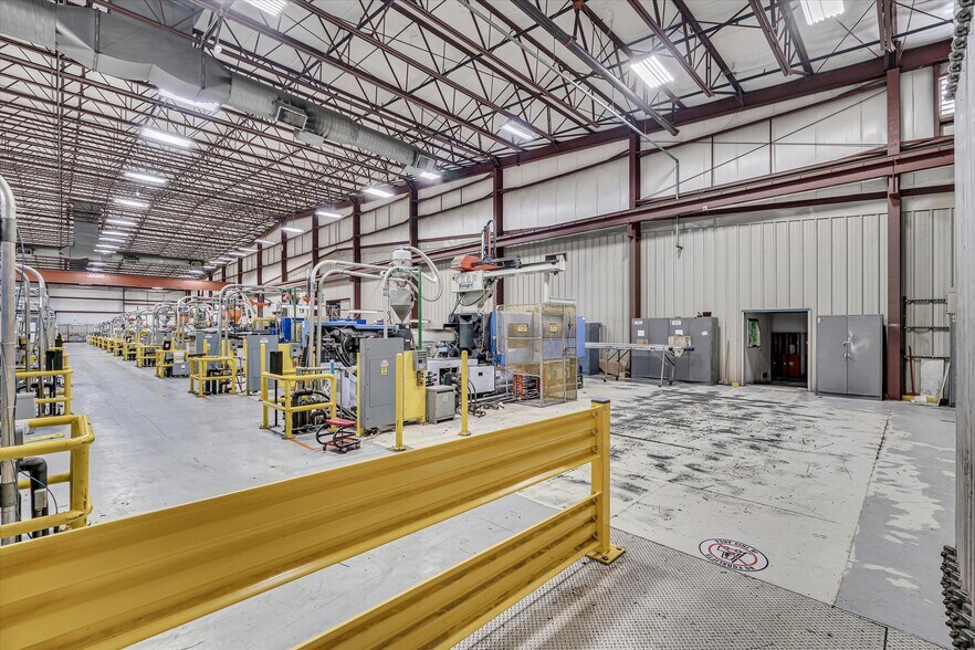 More Photos Of 202 1st St S, Kalona Manufacturing For Sale