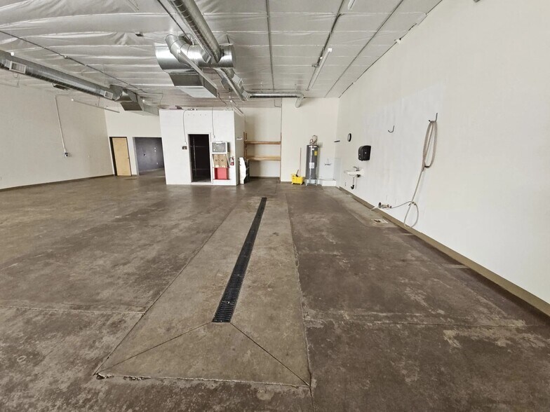 More Photos Of 5278-5290 W Chinden Blvd, Boise Showroom For Lease