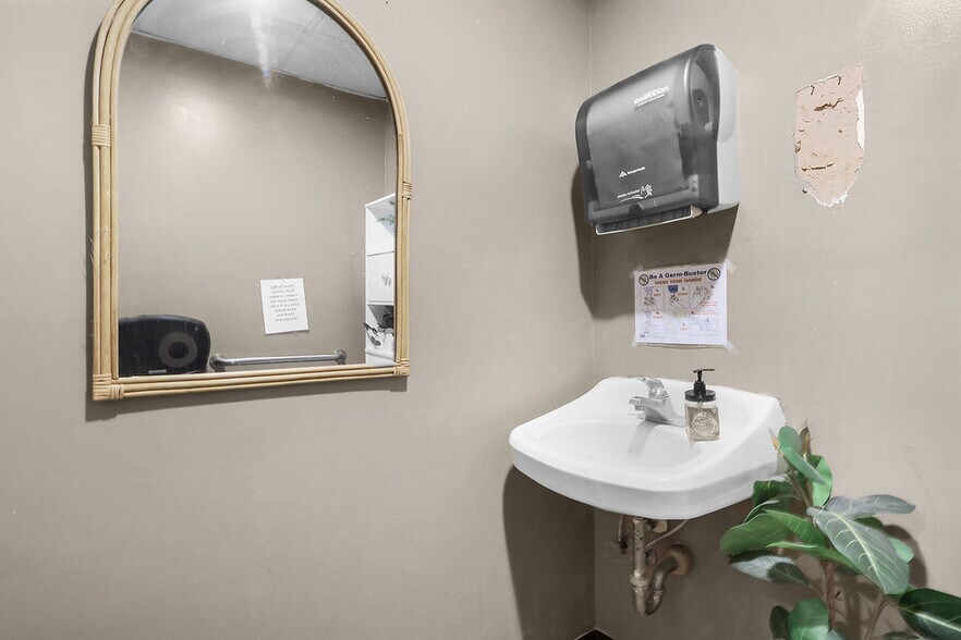 More Photos Of 40 Butler St, Midway Specialty For Sale